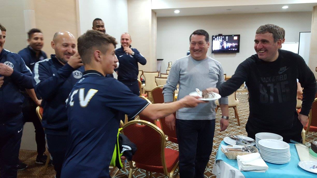 gheorghe hagi sarbatorit in avans de echipa sa galerie foto 581458 gheorghe hagi sarbatorit in avans de echipa sa galerie foto 581458