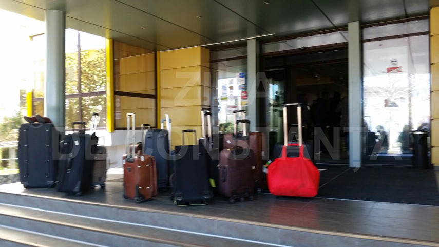 studentii nigerieni de la umc fac valuri in fata hotelului flora si au scos bagajele in strada si spun studentii nigerieni de la umc fac valuri in fata hotelului flora si au scos bagajele in strada si spun