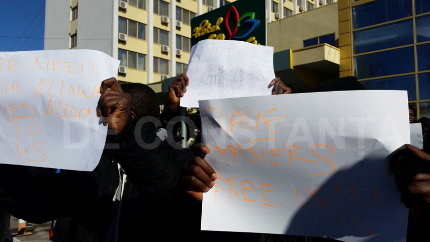 studentii nigerieni de la umc fac valuri in fata hotelului flora si au scos bagajele in strada si spun studentii nigerieni de la umc fac valuri in fata hotelului flora si au scos bagajele in strada si spun