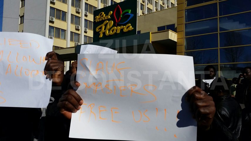 studentii nigerieni de la umc fac valuri in fata hotelului flora si au scos bagajele in strada si spun studentii nigerieni de la umc fac valuri in fata hotelului flora si au scos bagajele in strada si spun