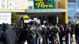 UPDATE. Nemulţumiţi de condiţiile de cazare Studenţii nigerieni de la UMC „fac valuri“ în faţa hotelului Flora. „Nu suntem sclavi!“ (GALERIE FOTO+VIDEO)               