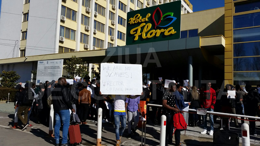 studentii nigerieni de la umc fac valuri in fata hotelului flora si au scos bagajele in strada si spun studentii nigerieni de la umc fac valuri in fata hotelului flora si au scos bagajele in strada si spun