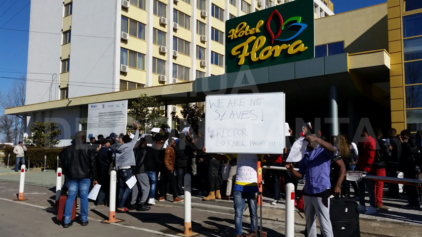studentii nigerieni de la umc fac valuri in fata hotelului flora si au scos bagajele in strada si spun studentii nigerieni de la umc fac valuri in fata hotelului flora si au scos bagajele in strada si spun