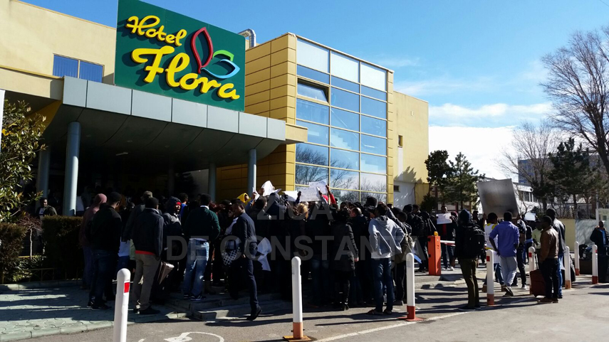 studentii nigerieni de la umc fac valuri in fata hotelului flora si au scos bagajele in strada si spun studentii nigerieni de la umc fac valuri in fata hotelului flora si au scos bagajele in strada si spun