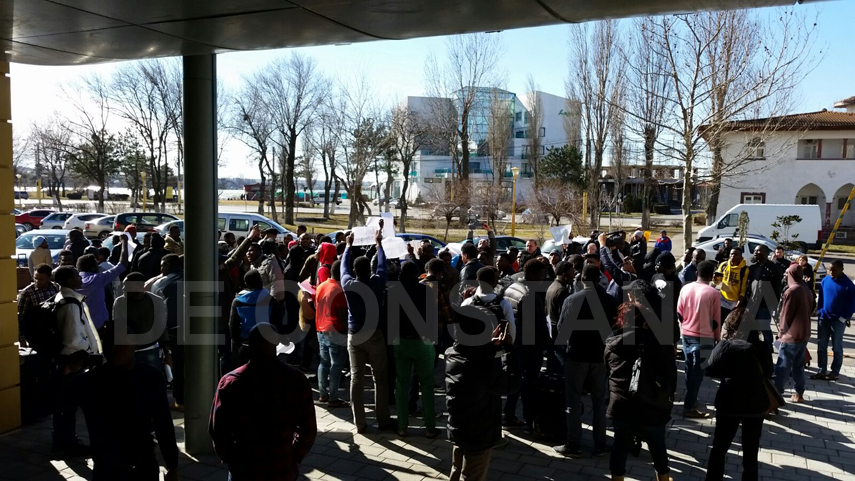 studentii nigerieni de la umc fac valuri in fata hotelului flora si au scos bagajele in strada si spun studentii nigerieni de la umc fac valuri in fata hotelului flora si au scos bagajele in strada si spun