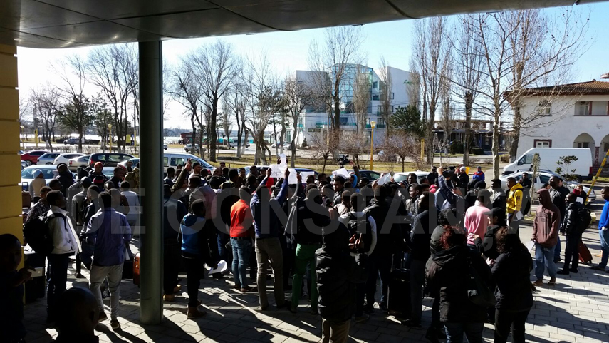 studentii nigerieni de la umc fac valuri in fata hotelului flora si au scos bagajele in strada si spun studentii nigerieni de la umc fac valuri in fata hotelului flora si au scos bagajele in strada si spun