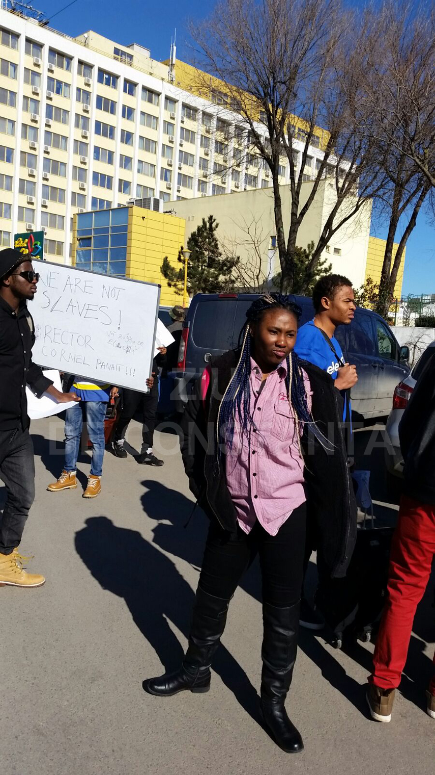 studentii nigerieni de la umc fac valuri in fata hotelului flora si au scos bagajele in strada si spun studentii nigerieni de la umc fac valuri in fata hotelului flora si au scos bagajele in strada si spun