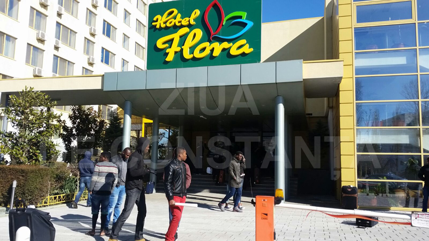 studentii nigerieni de la umc fac valuri in fata hotelului flora si au scos bagajele in strada si spun studentii nigerieni de la umc fac valuri in fata hotelului flora si au scos bagajele in strada si spun