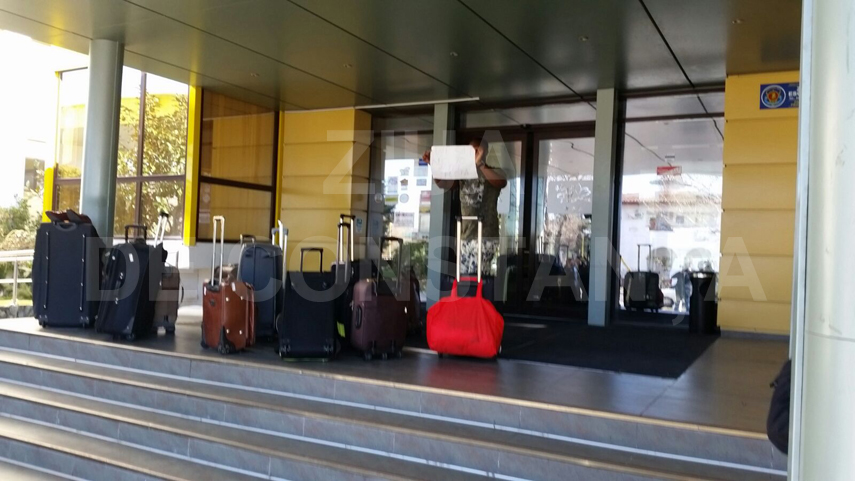 studentii nigerieni de la umc fac valuri in fata hotelului flora si au scos bagajele in strada si spun studentii nigerieni de la umc fac valuri in fata hotelului flora si au scos bagajele in strada si spun