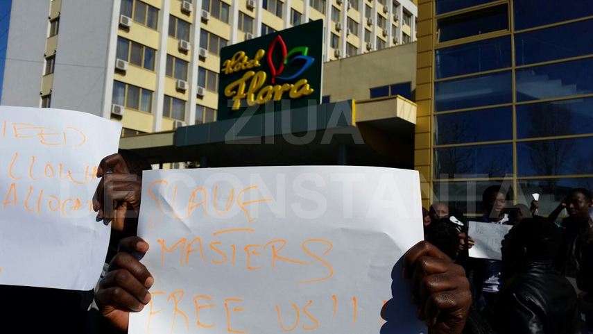 studentii nigerieni de la umc fac valuri in fata hotelului flora si au scos bagajele in strada si spun studentii nigerieni de la umc fac valuri in fata hotelului flora si au scos bagajele in strada si spun
