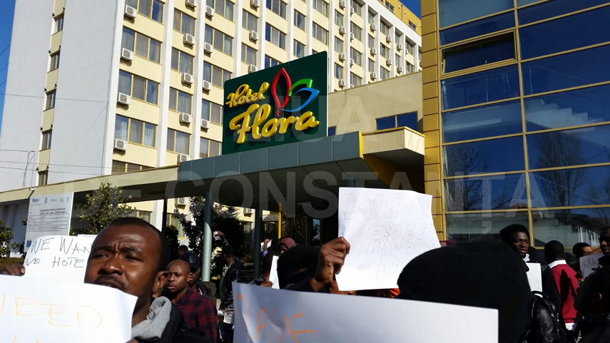 studentii nigerieni de la umc fac valuri in fata hotelului flora si au scos bagajele in strada si spun studentii nigerieni de la umc fac valuri in fata hotelului flora si au scos bagajele in strada si spun