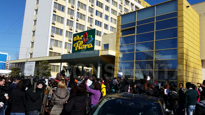 studentii nigerieni de la umc fac valuri in fata hotelului flora si au scos bagajele in strada si spun studentii nigerieni de la umc fac valuri in fata hotelului flora si au scos bagajele in strada si spun