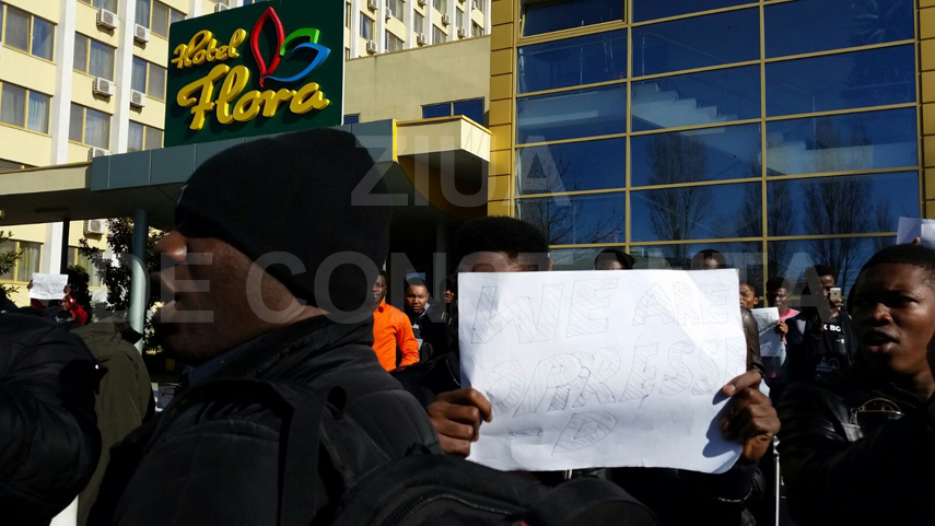 studentii nigerieni de la umc fac valuri in fata hotelului flora si au scos bagajele in strada si spun studentii nigerieni de la umc fac valuri in fata hotelului flora si au scos bagajele in strada si spun