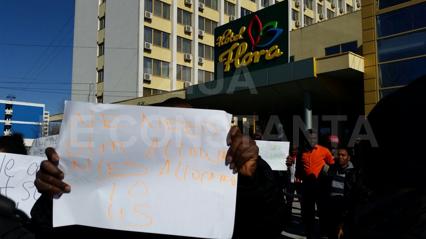 studentii nigerieni de la umc fac valuri in fata hotelului flora si au scos bagajele in strada si spun studentii nigerieni de la umc fac valuri in fata hotelului flora si au scos bagajele in strada si spun
