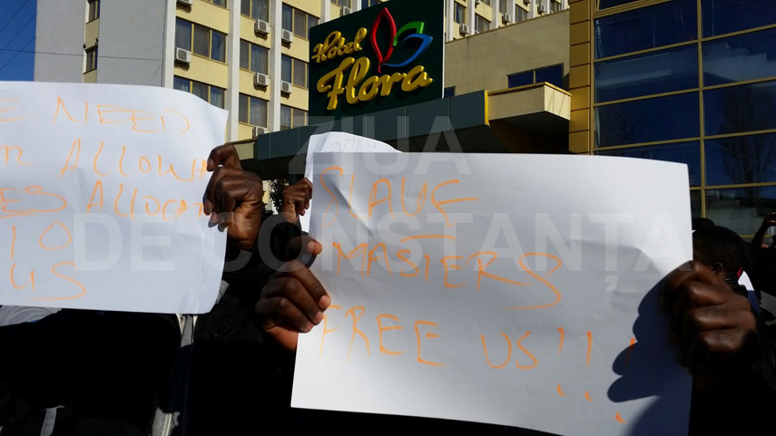 studentii nigerieni de la umc fac valuri in fata hotelului flora si au scos bagajele in strada si spun studentii nigerieni de la umc fac valuri in fata hotelului flora si au scos bagajele in strada si spun