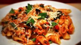 ecuisine.ro Penne cu pui, busuioc si sos de rosii 