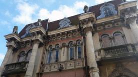 Fotoreportaj Casa cu Lei şi Hotelul Intim, clădiri impozante ce se pierd în zgomotul cotidian 