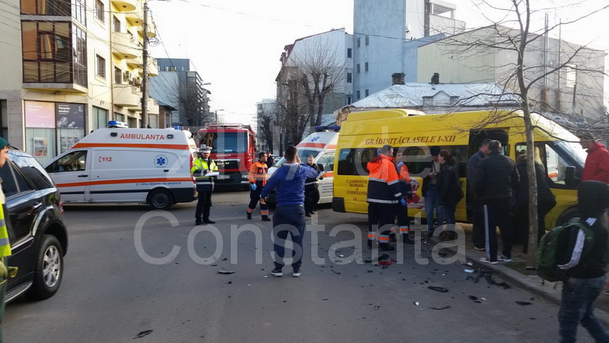 copii raniti la intersectia strazilor tudor vladimirescu si mihaileanu accident grav cu un microbuz scolar copii raniti la intersectia strazilor tudor vladimirescu si mihaileanu accident grav cu un microbuz scolar