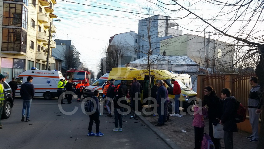 copii raniti la intersectia strazilor tudor vladimirescu si mihaileanu accident grav cu un microbuz scolar copii raniti la intersectia strazilor tudor vladimirescu si mihaileanu accident grav cu un microbuz scolar
