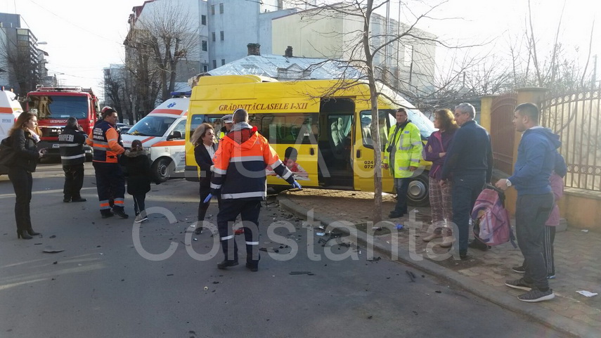 copii raniti la intersectia strazilor tudor vladimirescu si mihaileanu accident grav cu un microbuz scolar copii raniti la intersectia strazilor tudor vladimirescu si mihaileanu accident grav cu un microbuz scolar