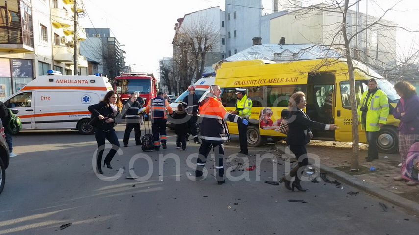 copii raniti la intersectia strazilor tudor vladimirescu si mihaileanu accident grav cu un microbuz scolar copii raniti la intersectia strazilor tudor vladimirescu si mihaileanu accident grav cu un microbuz scolar