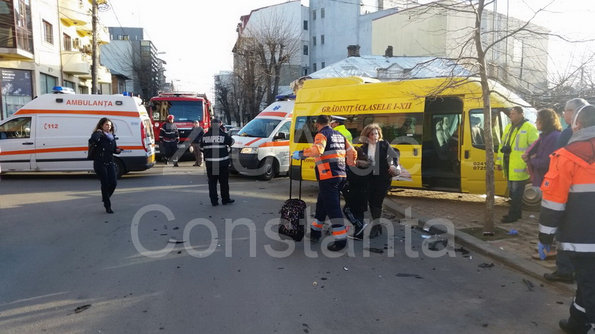 copii raniti la intersectia strazilor tudor vladimirescu si mihaileanu accident grav cu un microbuz scolar copii raniti la intersectia strazilor tudor vladimirescu si mihaileanu accident grav cu un microbuz scolar