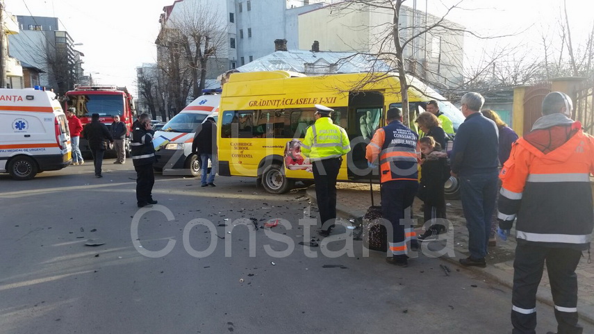 copii raniti la intersectia strazilor tudor vladimirescu si mihaileanu accident grav cu un microbuz scolar copii raniti la intersectia strazilor tudor vladimirescu si mihaileanu accident grav cu un microbuz scolar