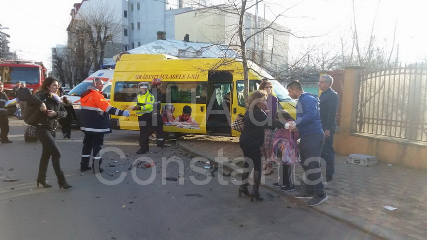 copii raniti la intersectia strazilor tudor vladimirescu si mihaileanu accident grav cu un microbuz scolar copii raniti la intersectia strazilor tudor vladimirescu si mihaileanu accident grav cu un microbuz scolar