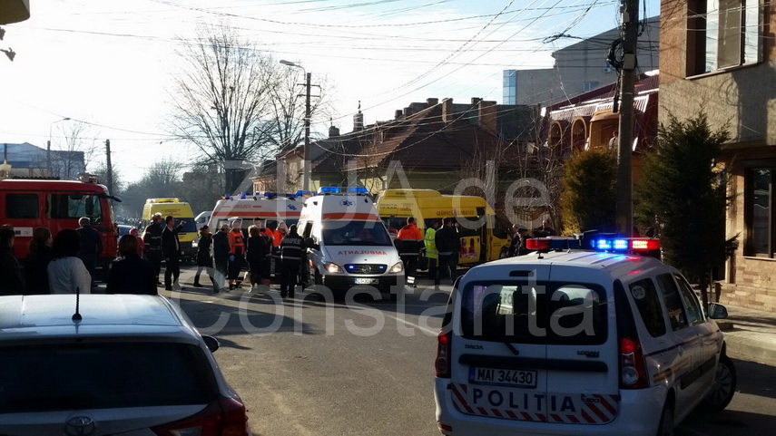 copii raniti la intersectia strazilor tudor vladimirescu si mihaileanu accident grav cu un microbuz scolar copii raniti la intersectia strazilor tudor vladimirescu si mihaileanu accident grav cu un microbuz scolar
