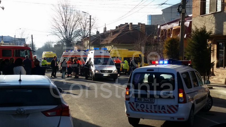 copii raniti la intersectia strazilor tudor vladimirescu si mihaileanu accident grav cu un microbuz scolar copii raniti la intersectia strazilor tudor vladimirescu si mihaileanu accident grav cu un microbuz scolar