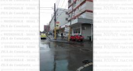 Un stâlp înclinat periculos pe strada Cuza Vodă a fost ignorat de autorități