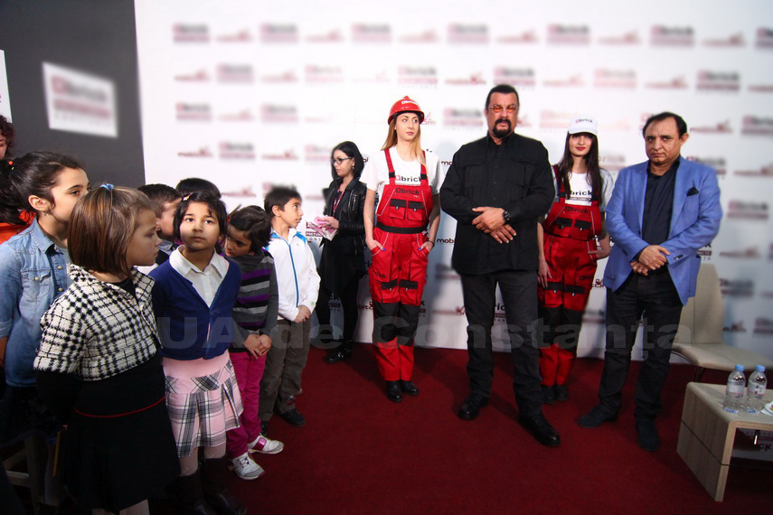 constanta este un oras extraordinar steven seagal gesturi filantropice pentru copii batrani si o familie constanta este un oras extraordinar steven seagal gesturi filantropice pentru copii batrani si o familie