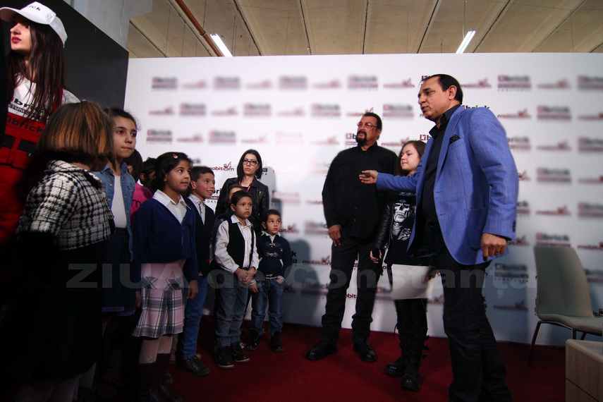 constanta este un oras extraordinar steven seagal gesturi filantropice pentru copii batrani si o familie constanta este un oras extraordinar steven seagal gesturi filantropice pentru copii batrani si o familie