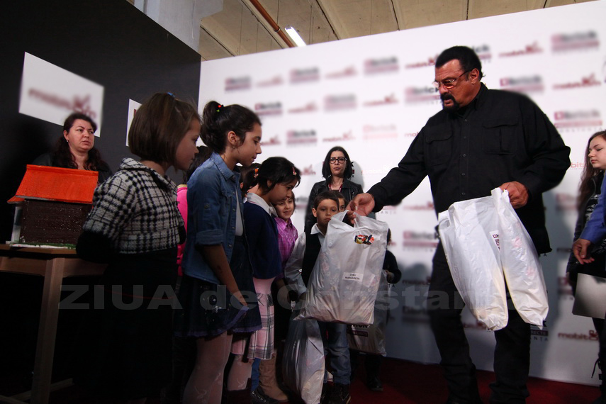 constanta este un oras extraordinar steven seagal gesturi filantropice pentru copii batrani si o familie constanta este un oras extraordinar steven seagal gesturi filantropice pentru copii batrani si o familie