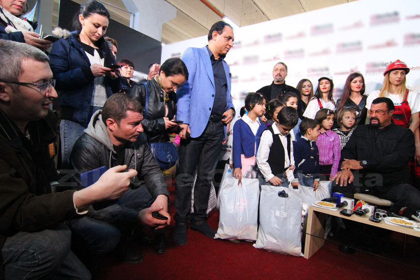 constanta este un oras extraordinar steven seagal gesturi filantropice pentru copii batrani si o familie constanta este un oras extraordinar steven seagal gesturi filantropice pentru copii batrani si o familie