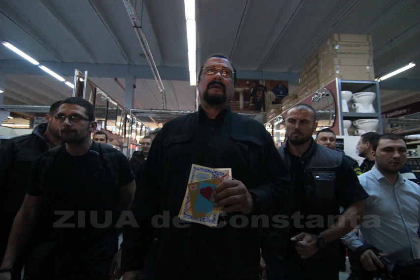 constanta este un oras extraordinar steven seagal gesturi filantropice pentru copii batrani si o familie constanta este un oras extraordinar steven seagal gesturi filantropice pentru copii batrani si o familie