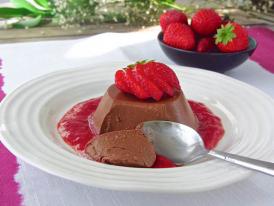 ecuisine.ro 8 Martie... cu ciocolată. Panna cotta cu ciocolata si capsune