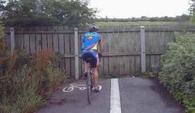 Imaginea zilei. De râs sau de plâns? Cum a întrerupt un gard plimbarea unui biciclist  