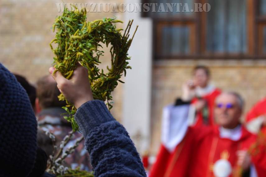 fotoreportaj smerenie si bucurie in duminica floriilor in sanul comunitatii romano catolice din constanta fotoreportaj smerenie si bucurie in duminica floriilor in sanul comunitatii romano catolice din constanta