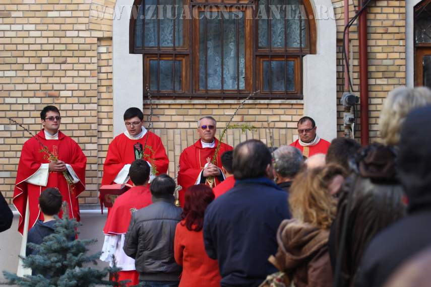fotoreportaj smerenie si bucurie in duminica floriilor in sanul comunitatii romano catolice din constanta fotoreportaj smerenie si bucurie in duminica floriilor in sanul comunitatii romano catolice din constanta