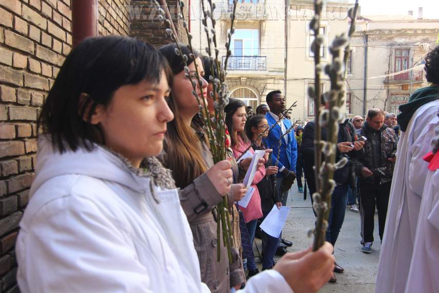 fotoreportaj smerenie si bucurie in duminica floriilor in sanul comunitatii romano catolice din constanta fotoreportaj smerenie si bucurie in duminica floriilor in sanul comunitatii romano catolice din constanta
