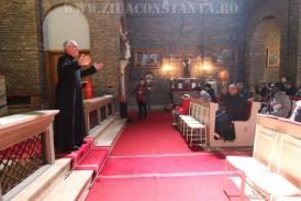 Fotoreportaj – Smerenie şi bucurie în Duminica Floriilor, în sânul comunităţii romano-catolice din Constanţa