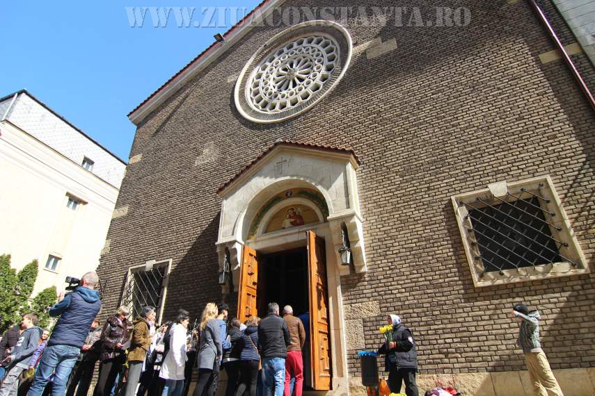 fotoreportaj smerenie si bucurie in duminica floriilor in sanul comunitatii romano catolice din constanta fotoreportaj smerenie si bucurie in duminica floriilor in sanul comunitatii romano catolice din constanta