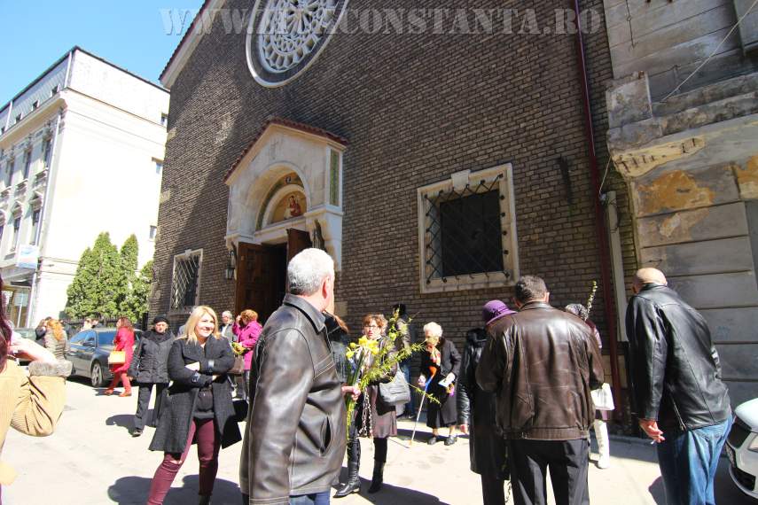 fotoreportaj smerenie si bucurie in duminica floriilor in sanul comunitatii romano catolice din constanta fotoreportaj smerenie si bucurie in duminica floriilor in sanul comunitatii romano catolice din constanta