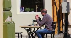 Sondaj de opinie 56% dintre respondenţi, sceptici că patronii de baruri şi cafenele vor respecta legea antifumat