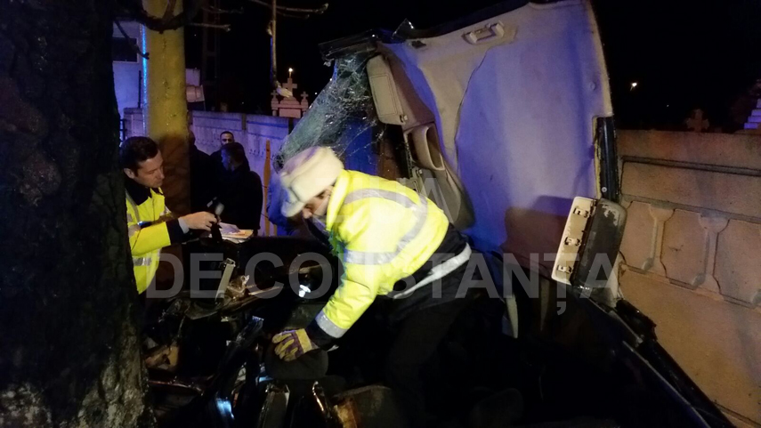 accident grav update2 a intrat cu masina intr un copac si s a proptit in gardul cimitirului de pe bulevardul accident grav update2 a intrat cu masina intr un copac si s a proptit in gardul cimitirului de pe bulevardul