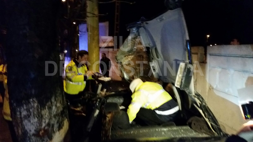 accident grav update2 a intrat cu masina intr un copac si s a proptit in gardul cimitirului de pe bulevardul accident grav update2 a intrat cu masina intr un copac si s a proptit in gardul cimitirului de pe bulevardul