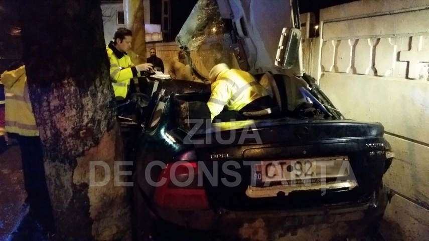 accident grav update2 a intrat cu masina intr un copac si s a proptit in gardul cimitirului de pe bulevardul accident grav update2 a intrat cu masina intr un copac si s a proptit in gardul cimitirului de pe bulevardul