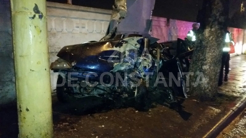accident grav update2 a intrat cu masina intr un copac si s a proptit in gardul cimitirului de pe bulevardul accident grav update2 a intrat cu masina intr un copac si s a proptit in gardul cimitirului de pe bulevardul