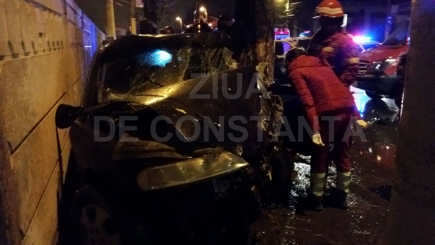 accident grav update2 a intrat cu masina intr un copac si s a proptit in gardul cimitirului de pe bulevardul accident grav update2 a intrat cu masina intr un copac si s a proptit in gardul cimitirului de pe bulevardul